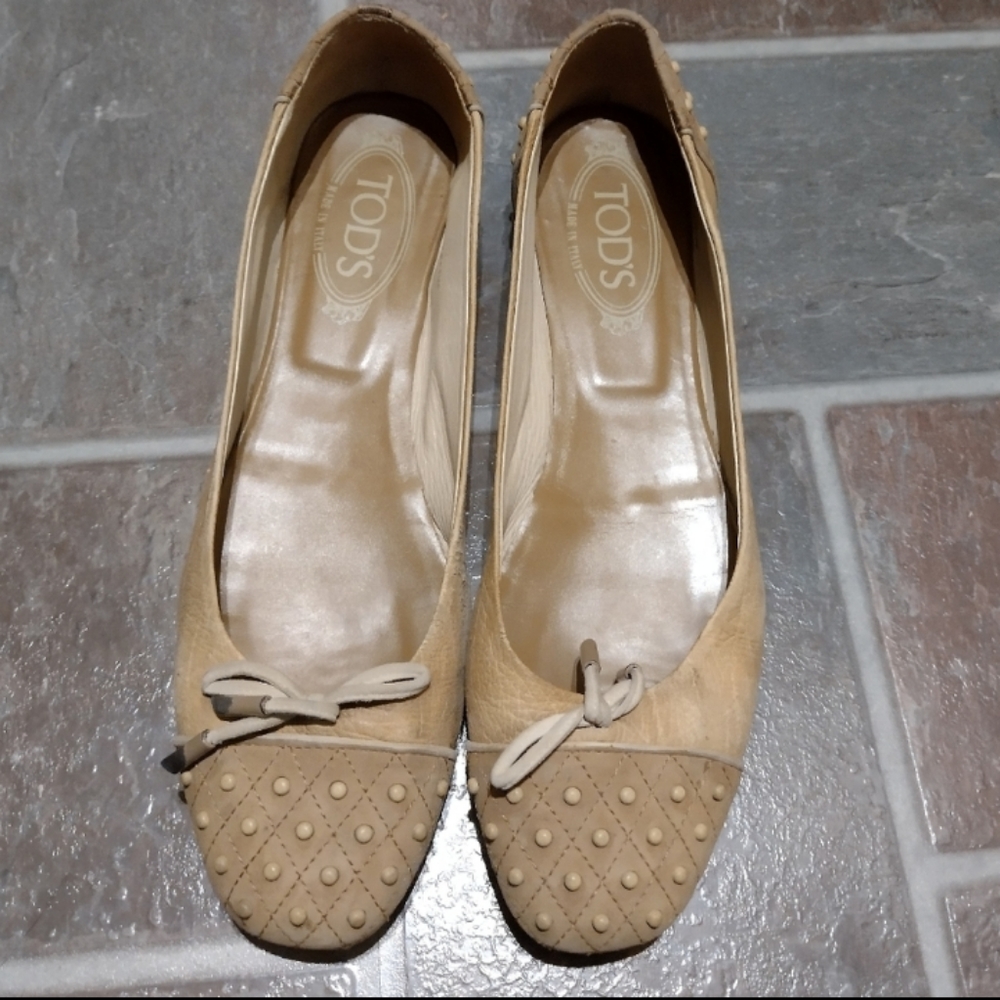 Tod's nude nubuck loafer with rubber sole size 40